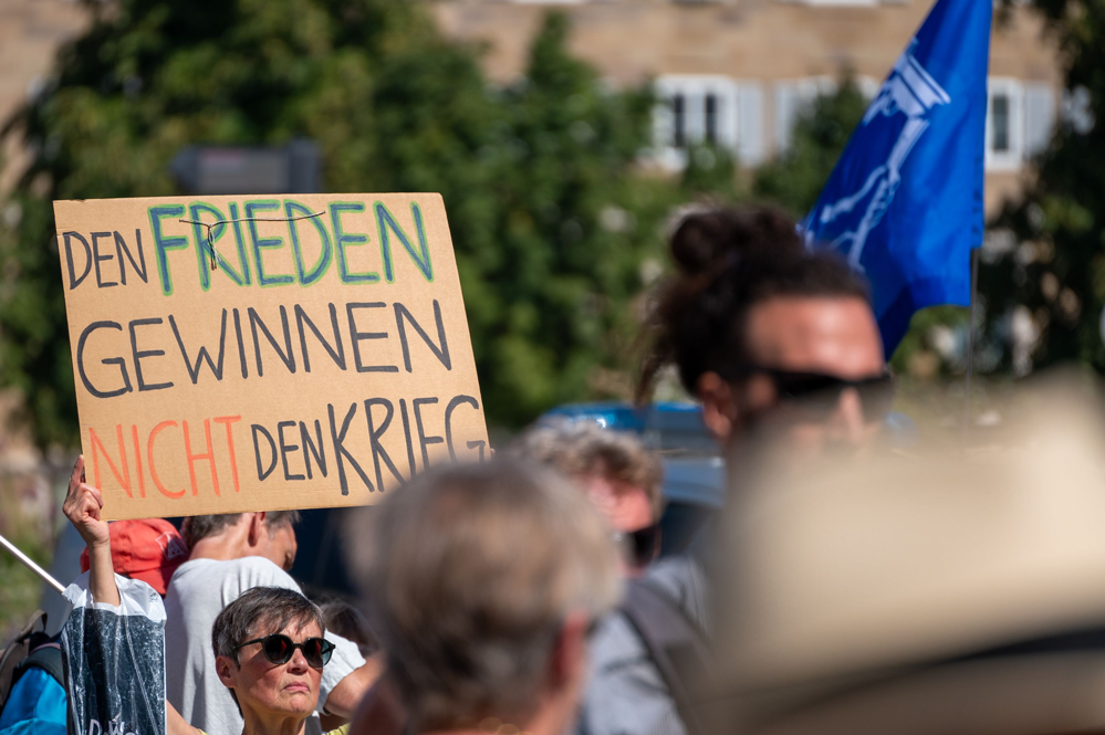 Den Frieden gewinnen - Forderung auf einem Plakat in Stuttgart. © Ohne Rüstung Leben