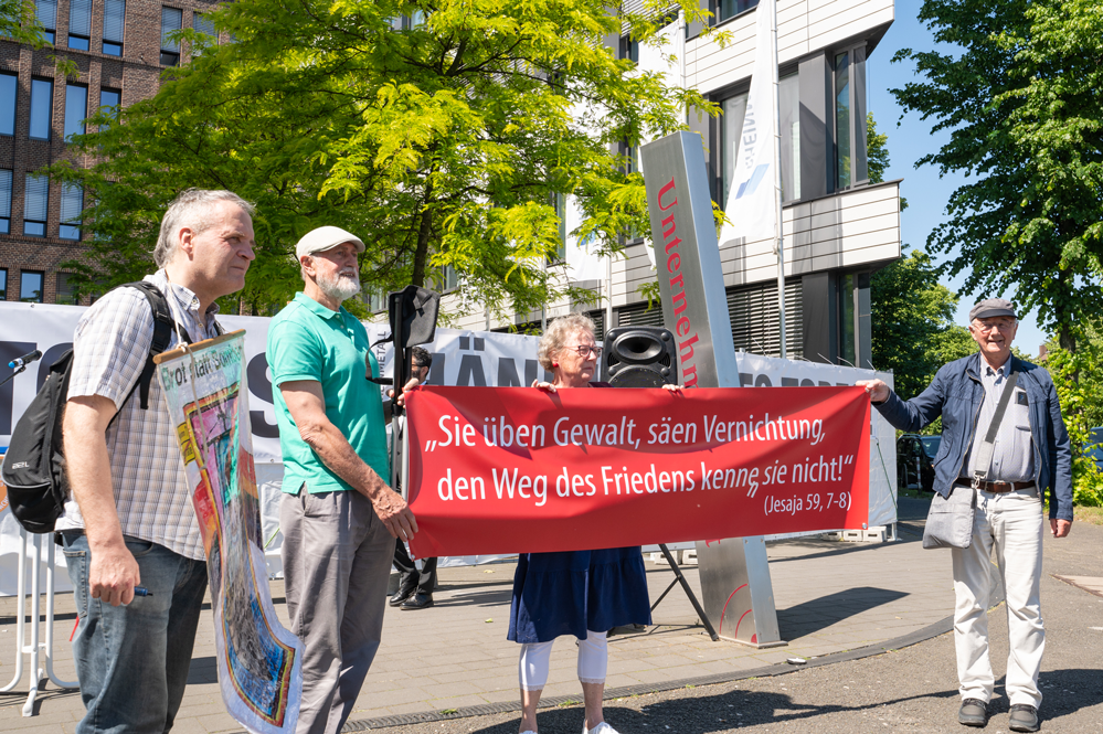 Bei der Kundgebung vor der Rheinmetall-Hauptversammlung 2024 - Foto: © Ohne Rüstung Leben
