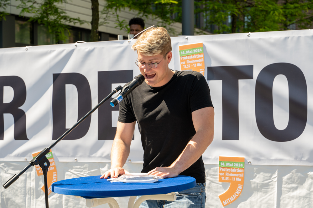 Jonas Uphoff spricht bei der Kundgebung in Düsseldorf - Foto: © Ohne Rüstung Leben