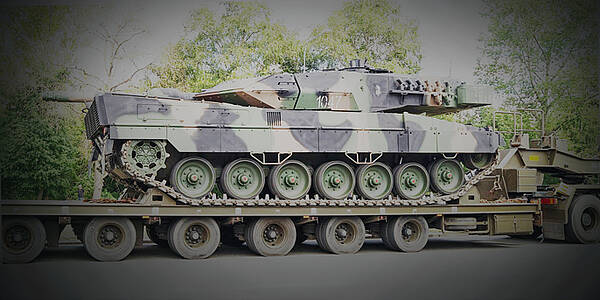 Panzertransporter mit Leopard-Panzer
