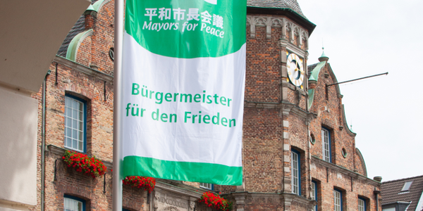 Flagge der "Mayors for Peace" vor dem Rathaus in Düsseldorf