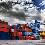 Symbolbild: Container in einem Hafen