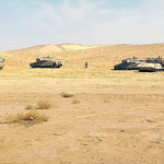 Panzer in einer kargen Wüstenlandschaft (Symbolbild)