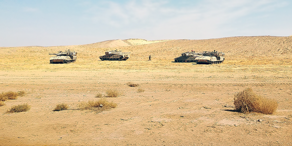 Panzer in einer kargen Wüstenlandschaft (Symbolbild)