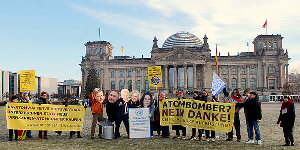 Protestaktion gegen neue Atombomber am 14. Dezember 2022 vor dem Deutschen Bundestag