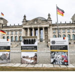 Aktionstag der "Aktion Aufschrei - Stoppt den Waffenhandel!" vor dem Reichstagsgebäude in Berlin, 26. Februar 2021