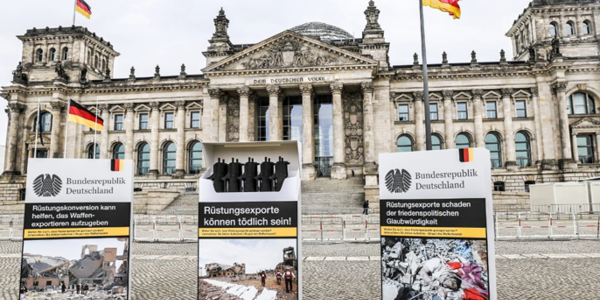 Aktionstag der "Aktion Aufschrei - Stoppt den Waffenhandel!" vor dem Reichstagsgebäude in Berlin, 26. Februar 2021