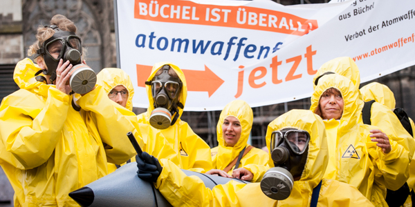 Protestaktion der Kampagne "Büchel ist überall! - atomwaffenfrei.jetzt" in Köln 