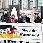 "Aktion Aufschrei - Stoppt den Waffenhandel!" protestiert vor dem Reichstag in Berlin gegen Rüstungsexporte