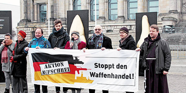 "Aktion Aufschrei - Stoppt den Waffenhandel!" protestiert vor dem Reichstag in Berlin gegen Rüstungsexporte