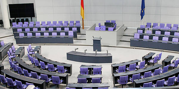 Leere Plätze im Bundestags-Plenarsaal