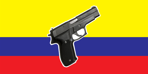 Eine Pistole von Sig Sauer und die Flagge von Kolumbien