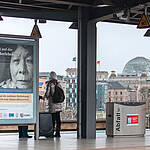 Plakat für das Atomwaffenverbot im S-Bahnhof Friedrichstraße