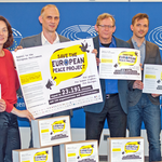 Katarina Barley nimmt die Unterschriften "Rettet das Friedensprojekt Europa" entgegen