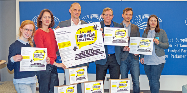 Katarina Barley nimmt die Unterschriften "Rettet das Friedensprojekt Europa" entgegen
