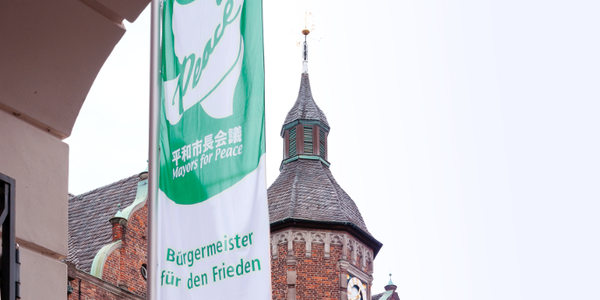 Flagge der 'Mayors for Peace' 