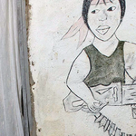 Gezeichnetes Bild einer Kindersoldatin auf einer Mauer in der Zentralafrikanischen Republik