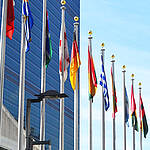 Flaggen vor dem Sitz der Vereinten Nationen in New York