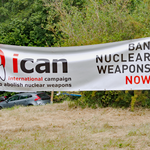 Ein Transparent der "Internationalen Kampagne zur Abschaffung von Atomwaffen" (ICAN) vor dem Atomwaffenstützpunkt Büchel in Rheinland-Pfalz