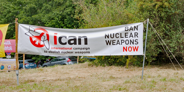 Ein Transparent der "Internationalen Kampagne zur Abschaffung von Atomwaffen" (ICAN) vor dem Atomwaffenstützpunkt Büchel in Rheinland-Pfalz
