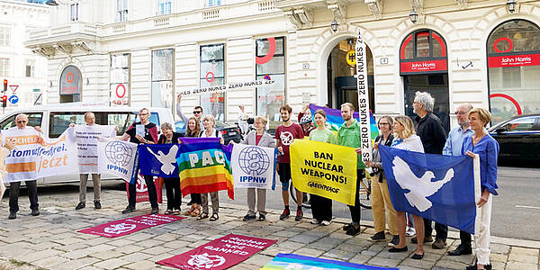 Foto-Aktion für das Atomwaffenverbot vor der deutschen Botschaft in Wien