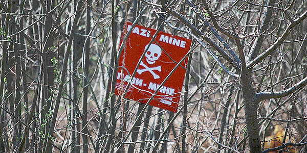 Auch nach dem Krieg bleiben Streumunition und Minen - ein Warnschild in Bosnien und Herzegowina. 