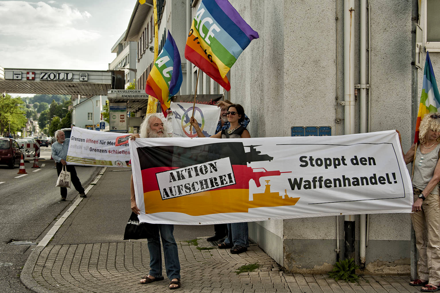 Mahnwache &quot;Grenzen schließen für Waffen&quot; gegen Rüstungexporte in Konstanz, Foto: Friedensinitiative Konstanz / Wolfram Mikuteit