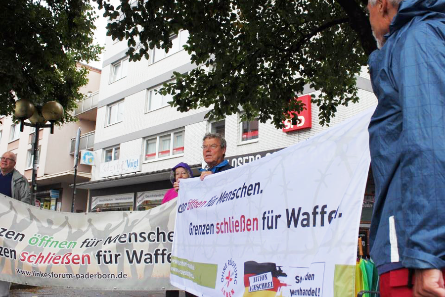 Mahnwache zur Aktionswoche &quot;Grenzen schließen für Waffen&quot; in Paderborn, Foto: Paderborner Initiative gegen Krieg