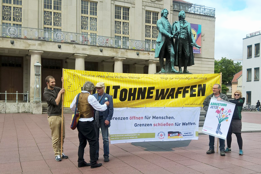 Mahnwache gegen Rüstungsexporte &quot;Grenzen schließen für Waffen&quot; fin Weimar, Foto: Welt ohne Waffen