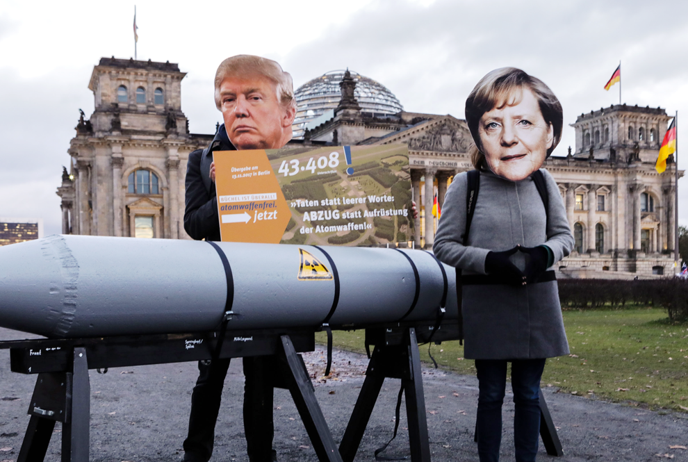 Unterschriftenübergabe der Kampagne &quot;atomwaffenfrei.jetzt&quot; in Berlin