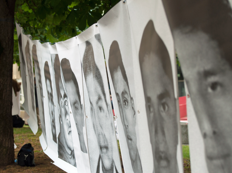Fotos der 43 Studenten aus Ayotzinapa bei der Mahnwache vor dem Heckler &amp; Koch-Prozessauftakt, Foto: Ohne Rüstung Leben