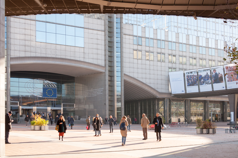Der Haupteingang zum Europäischen Parlament in Brüssel. 