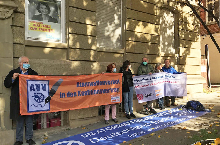 Mahnwache für das Atomwaffenverbot bei der FDP in Stuttgart