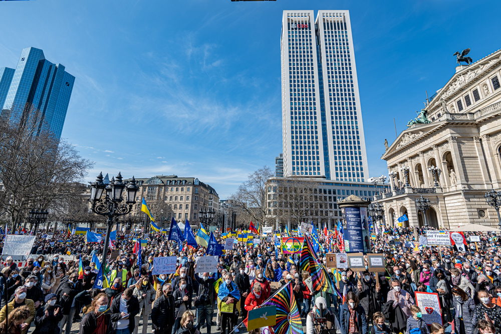 Demo gegen Aufrüstung und Putins Krieg in der Ukraine vor der Frankfurter Oper.