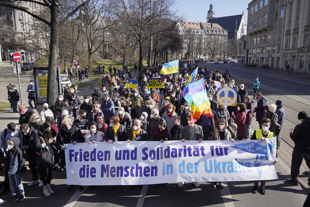 Demo gegen den Ukraine-Krieg und gegen Aufrüstung auf dem Ring in Leipzig. 
