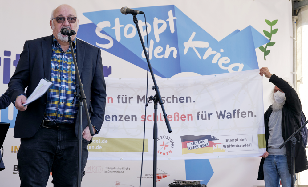 Jürgen Grässlin spricht bei der Demo gegen Aufrüstung und gegen den Ukraine-Krieg in Stuttgart. 