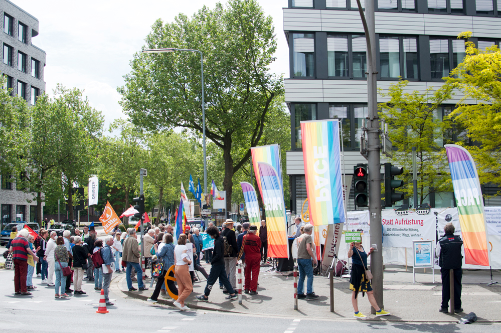 Protestkundgebung vor der Rheinmetall-Konzernzentrale in Düsseldorf.