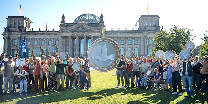 Frieden gibt es nicht umsonst - Protestaktion vor dem Deutschen Bundestag, 6. September 2023