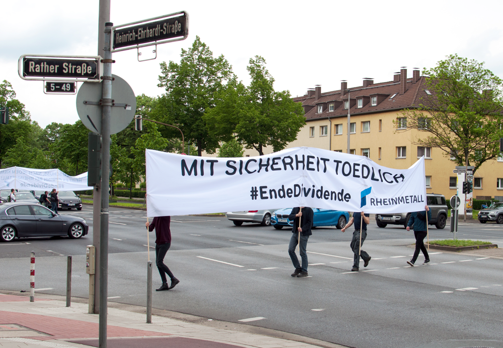 Wandernder Protest auf der Kreuzung vor der Rheinmetall-Zentrale. Foto: Ohne Rüstung Leben