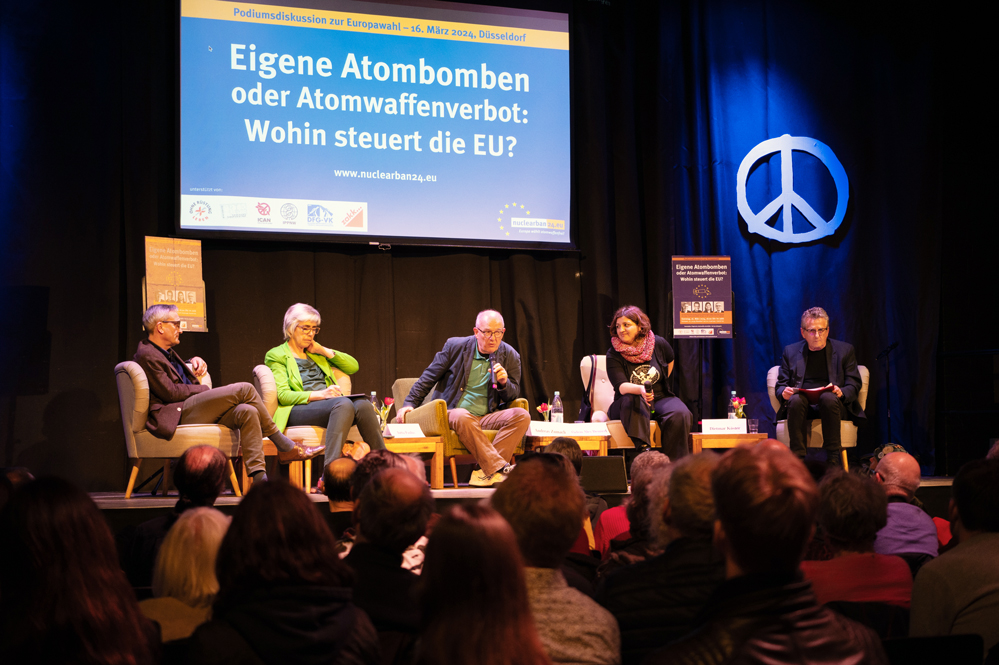 Das Podium mit Moderator Andreas Zumach (in der Mitte). Foto: © Ohne Rüstung Leben